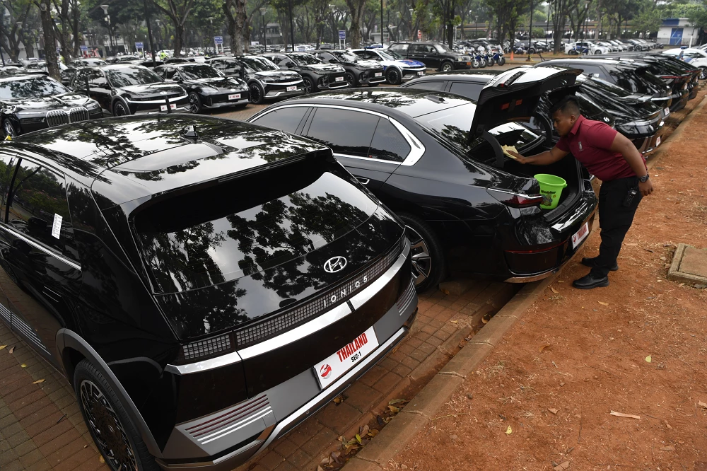 [38]_An officer was cleaning the electric vehicles of the ASEAN Summit delegates in the Gelora Bung Karno Parking area, Jakarta, Friday (1 September 2023). ANTARA FOTO/Zabur Karuru/foc