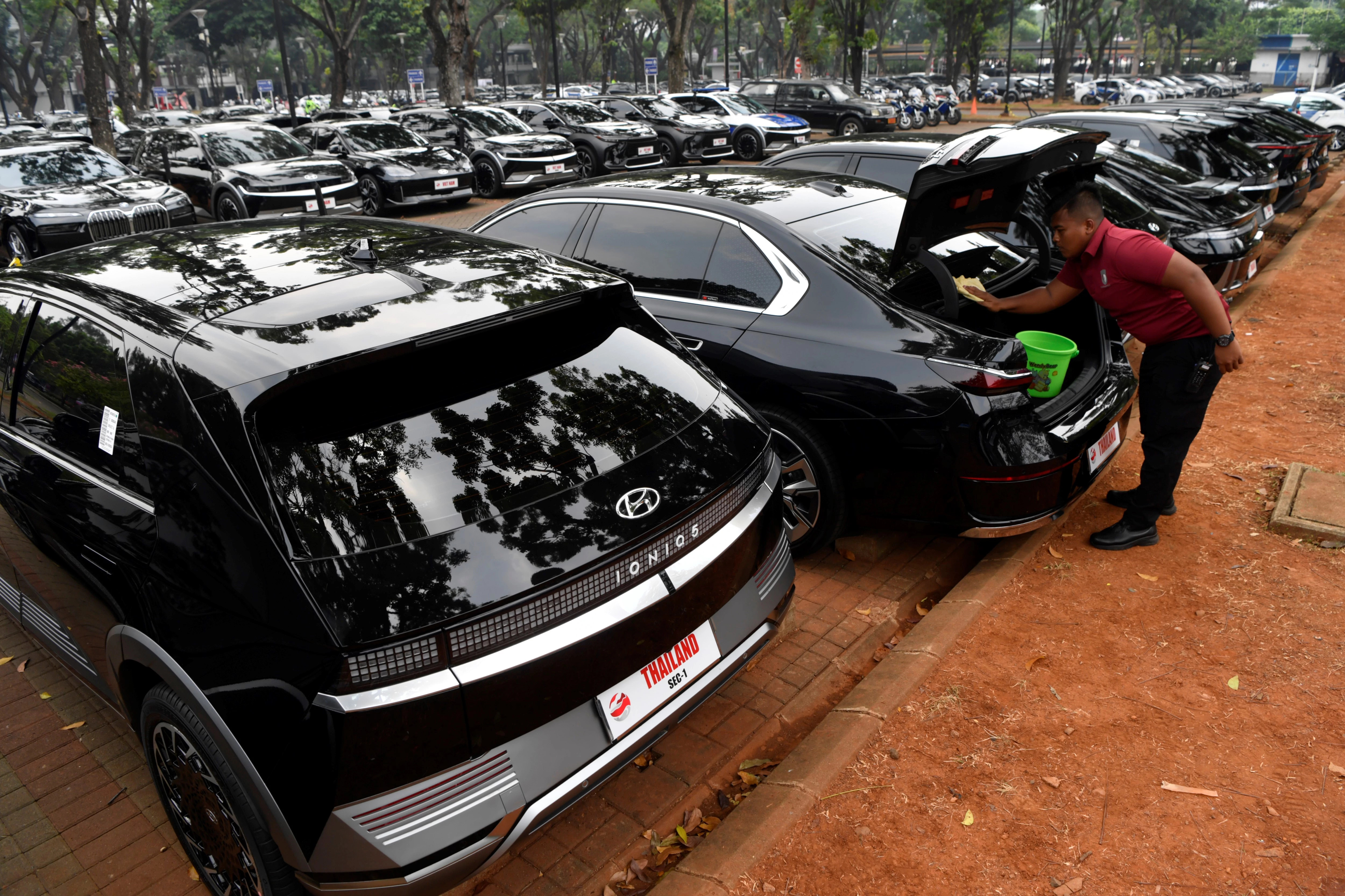 38[2]Petugas membersihkan kendaraan listrik delegasi KTT ASEAN di area Parkir Gelora Bung Karno, Jakarta, Jumat (1/9/2023). ANTARA FOTO/Zabur Karuru/foc.