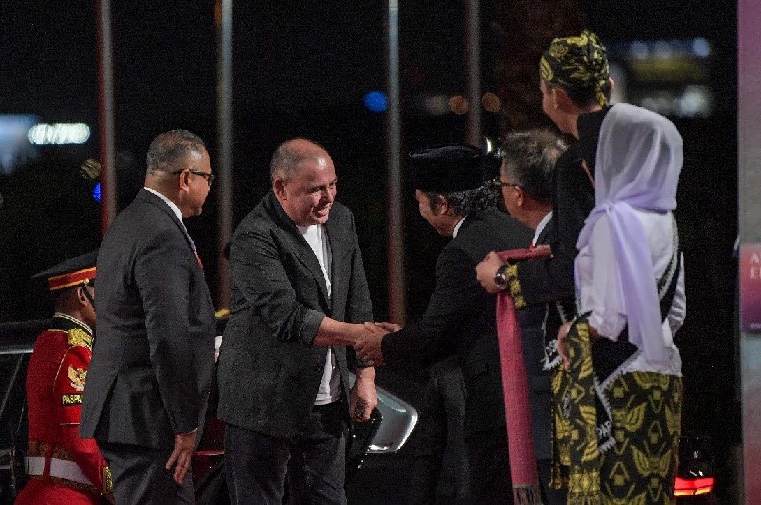 Prime Minister of Cook Islands Mark Brown (second left) shakes hands with the Acting Governor of Banten Al Muktabar (third left) upon arriving at the VIP Building of Terminal 3 at Soekarno-Hatta Airport in Banten on Sunday (3 September 2023). ANTARA FOTO/Media Center ASEAN 2023/Raisan Al Farisi/aww.