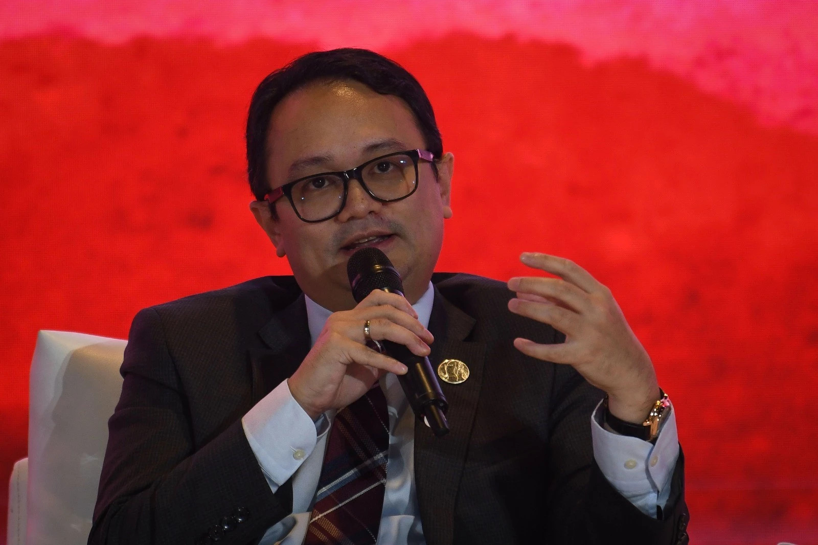 Vice Minister of Trade of the Republic of Indonesia Jerry Sambuaga speaks in the fifth-panel discussion on the second day of the ASEAN Investment Forum at the Sultan Hotel, Senayan, Jakarta, Sunday (03 September 2023). Media Center of the 43rd ASEAN Summit 2023/ Aditya Pradana Putra/pras.
