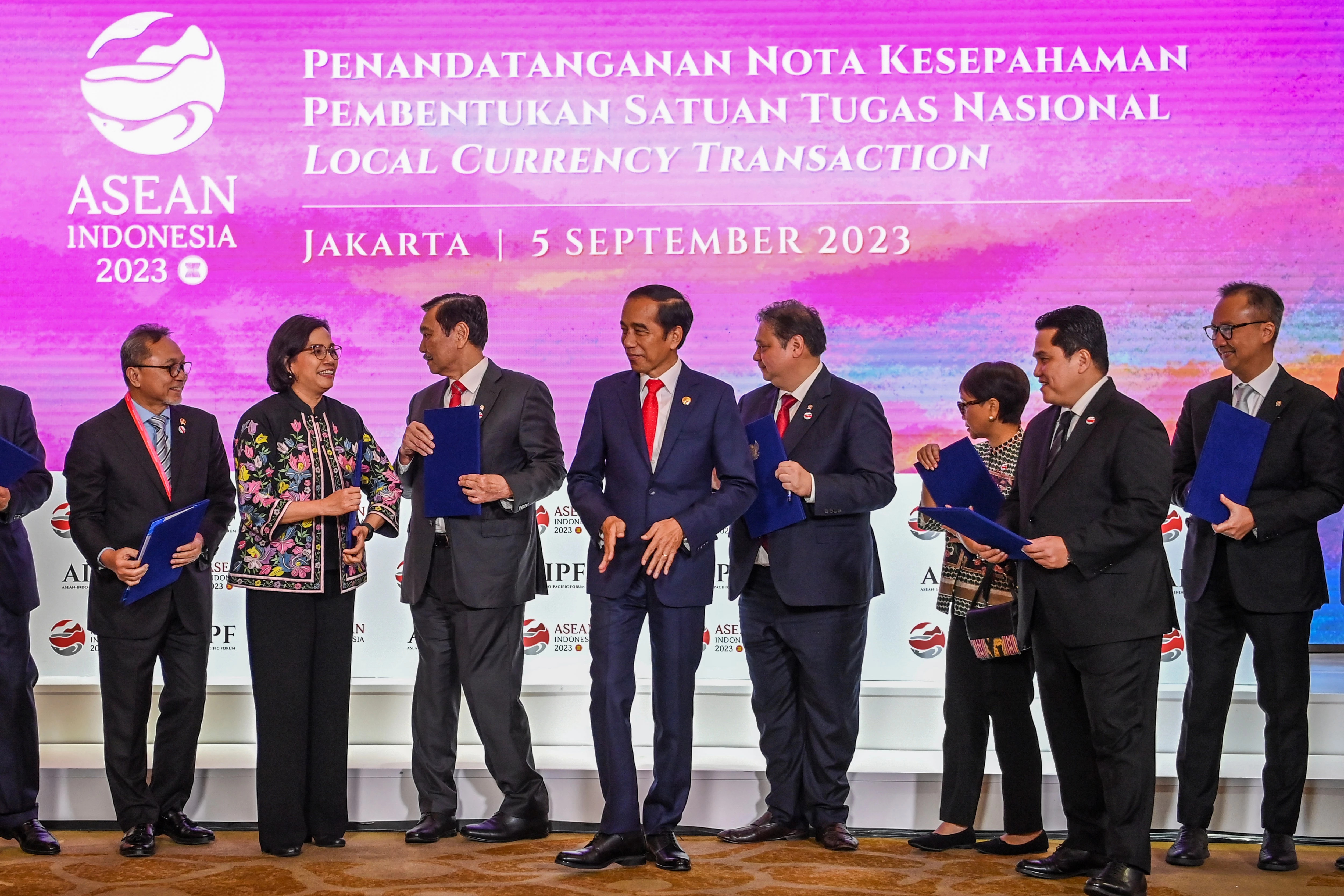 Presiden Joko Widodo (tengah) bersama (dari kiri) Menteri Perdagangan Zulkifli Hasan, Menteri Keuangan Sri Mulyani, Menko Marves Luhut Binsar Pandjaitan, Menko Perekonomian Airlangga Hartarto, Menteri Luar Negeri Retno Marsudi, Menteri BUMN Erick Thohir, Menperin Agus Gumiwang, usai penandatanganan nota kesepahaman pembentukan satuan tugas nasional Local Currency Transaction saat ASEAN-Indo-Pacific Forum (AIPF) di Hotel Mulia, Jakarta, Selasa (5/9/2023). ANTARA FOTO/Media Center KTT ASEAN 2023/Galih Pradipta/aww.