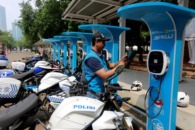 An officer charges an electric vehicle at the Public Electric Vehicle Charging Station (SPKLU) in the Gelora Bung Karno area, Jakarta, on Saturday (9 September 2023). Ahead of the 43rd ASEAN Summit which is held in Jakarta on 5—7 September 2023, PLN will use renewable energy-based electricity supply. ANTARA FOTO/Media Center ASEAN Summit 2023/Dwi Prasetya/foc.