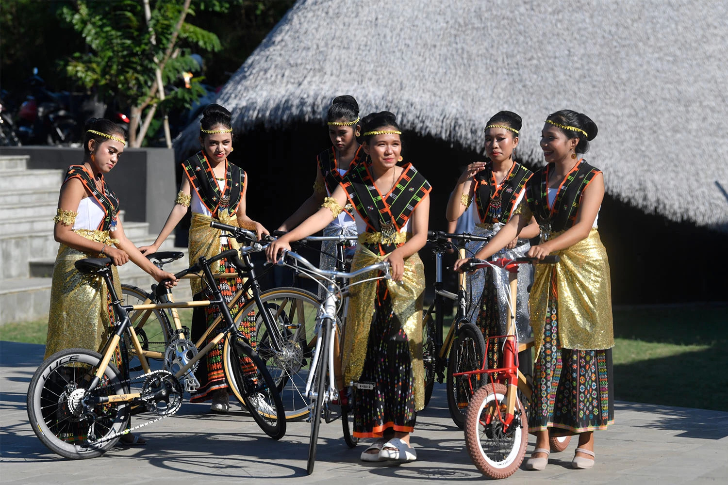 Beberapa remaja berpakaian khas Manggarai mendorong sepeda bambu di Labuan Bajo, Manggarai Barat, NTT, Sabtu (6/5/2023). Sepeda bambu tersebut rencananya dijadikan cenderamata bagi para kepala negara yang hadir pada KTT ASEAN ke-42 di Labuan Bajo. ANTARA FOTO/Zabur Karuru/aww.