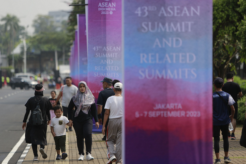 Enthusiastic Jakarta Residents Hope 43rd ASEAN Summit Will Boost Economic Growth