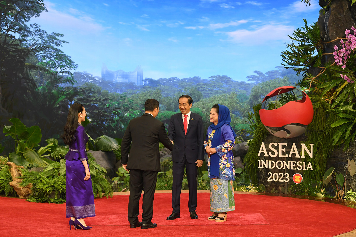 Indonesian First Lady Wears Kebaya Encim Dress of Betawi on ASEAN Summit