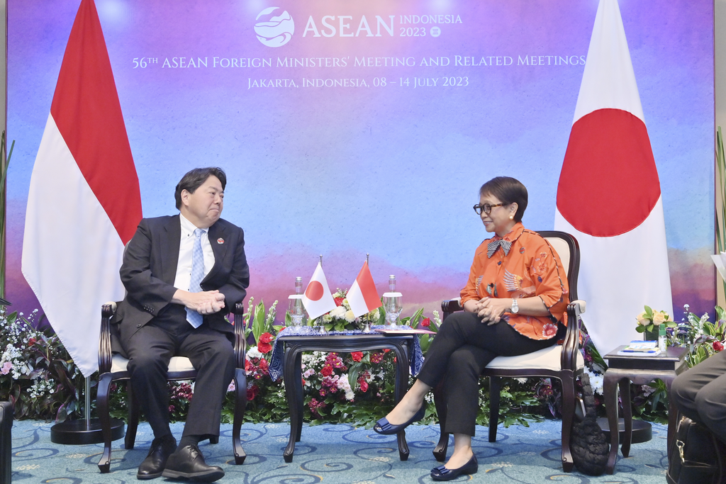 Foreign Minister Retno Meets Japanese Foreign Minister to Discuss Economic Cooperation and Regional Issues