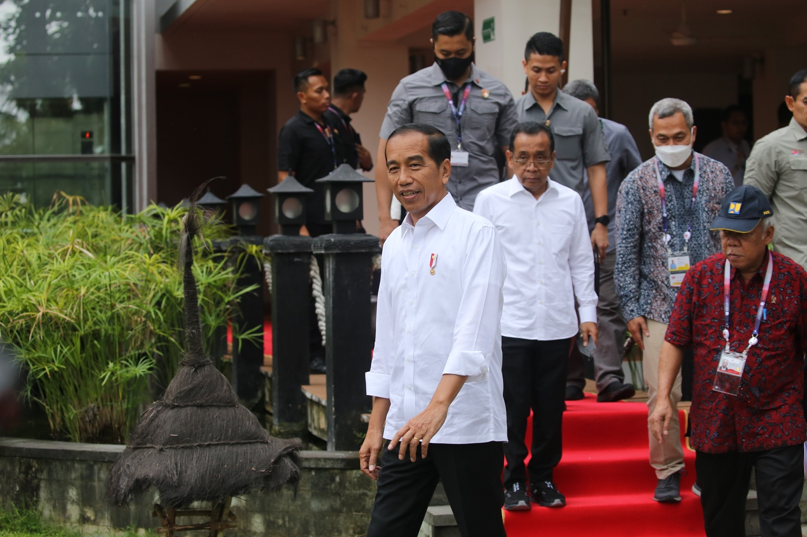 President Joko Widodo Visits Media Center of 42nd ASEAN Summit in Labuan Bajo