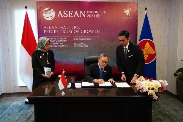 Removing Trade Barriers in ASEAN, Trade Minister Zulkifli Hasan Signs AFA MRA
